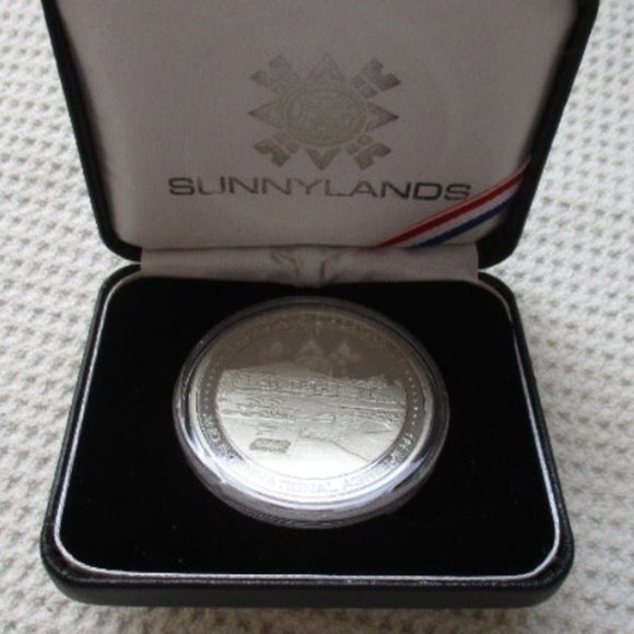 Barack Obama and Chinese President Retreat at Sunnylands in California Medallion - Picture 5 of 9